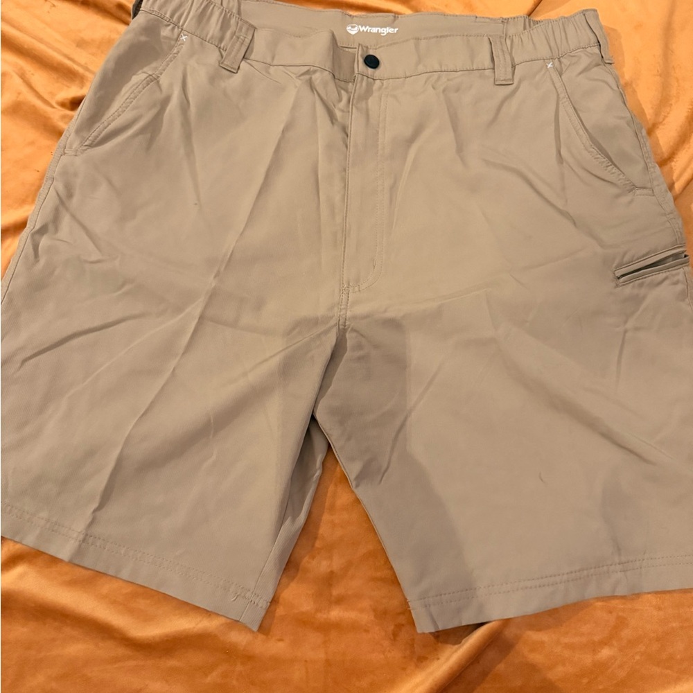 Wrangler Men's Cargo Shorts in Light Brown - Picture 1 of 3